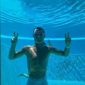 Cristiano Ronaldo surgiu de cueca branca na piscina de sua mansão em Portugal