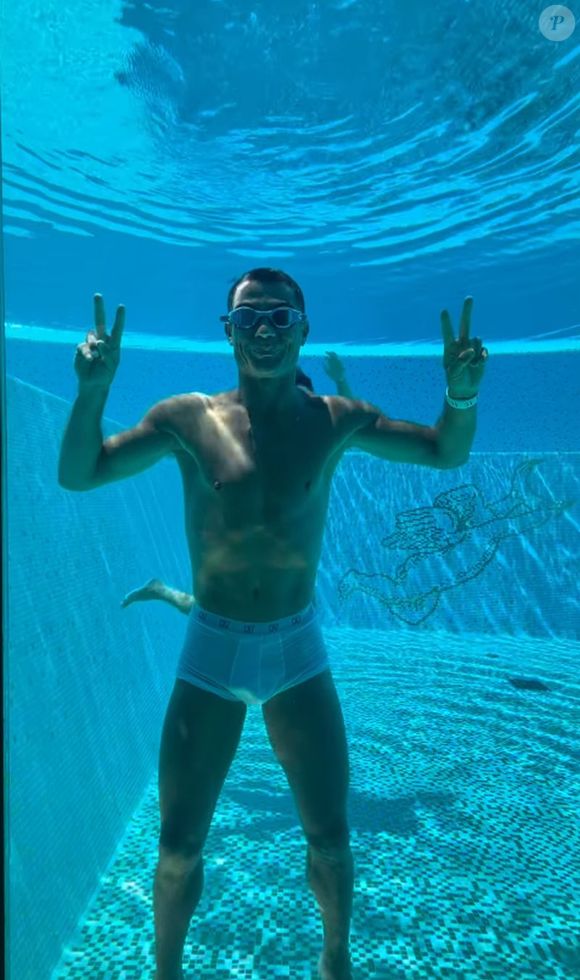 Cristiano Ronaldo surgiu de cueca branca na piscina de sua mansão em Portugal