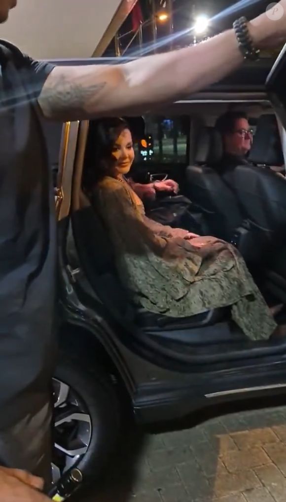 Maraisa está dentro de um carro, prestes a deixar o local, quando é abordada pela mãe da criança. A sertaneja tem uma reação moderadíssima