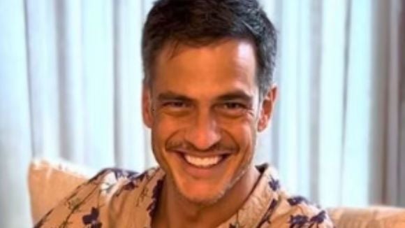 De mansão de luxo de R$ 7,9 milhões e 667 m² a apartamento na Zona Sul do RJ: Mateus Solano faz mudança radical sem abrir mão do conforto com varanda espaçosa e móveis modernos