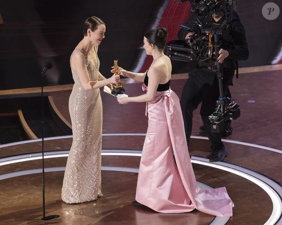 Mikey Madison discursou após conquistar o troféu no Oscar 2025.