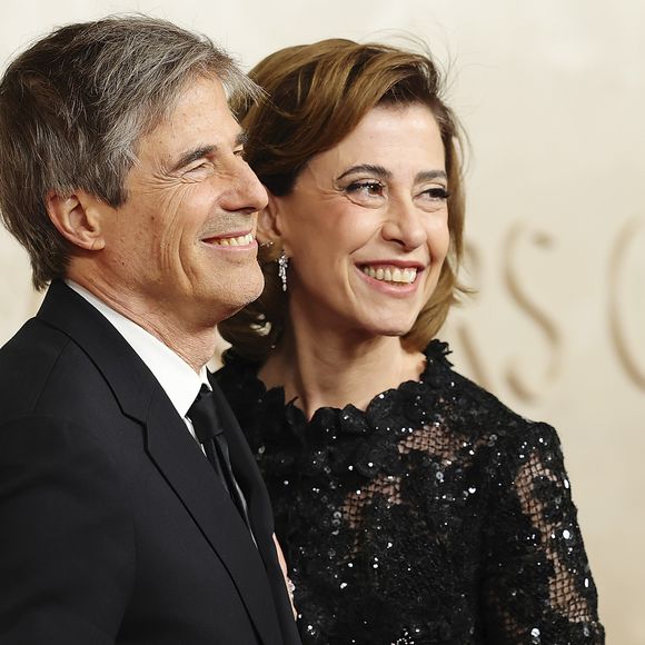 Fernanda Torres posou com o diretor Walter Salles ao chegar no Tapete Vermelho do Oscar 2025