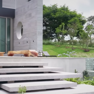 Construída em terreno em declive, a mansão de Claudia Raia e Jarbas Homem de Mello acompanha a estrutura