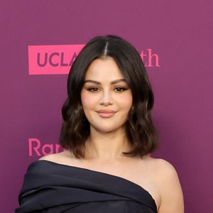 Selena Gomez acaba de conquistar o universo da beleza com mais uma tendência digna de viralização: uma nova combinação de produtos labiais que mistura volume, brilho e sofisticação.