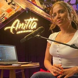 Anitta em uma de suas live em casa