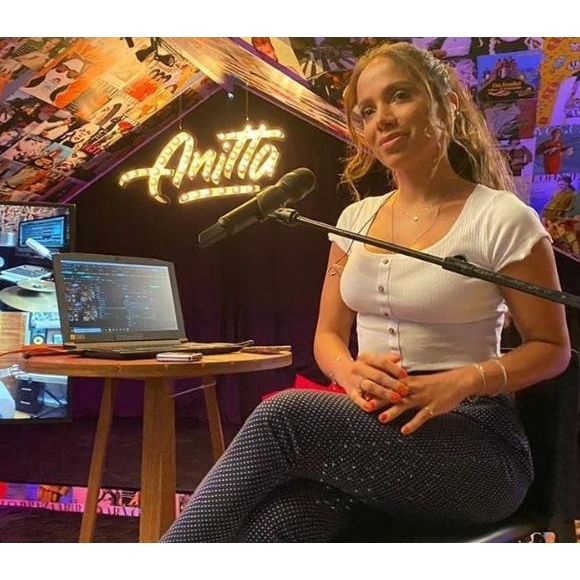 Anitta em uma de suas live em casa
