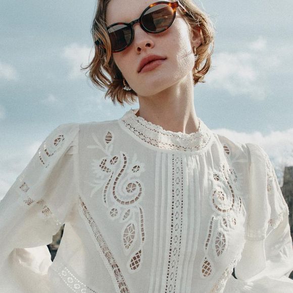 A versão com gola alta e mangas amplas da Zara, por R$ 319,00, traz aquele ar chic discreto que as mulheres elegantes amam