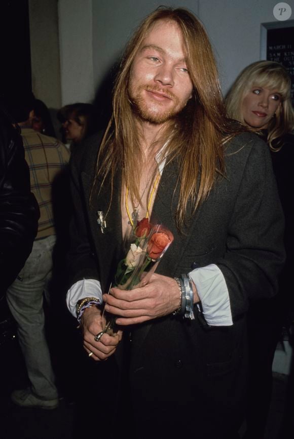 Com o passar dos anos, Axl Rose começou a mudar aos poucos seu visual, deixando a barba crescer em algumas ocasiões