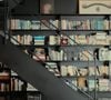 Cobertura 2 andares de Amora Mautner tem estante repleta de livros, que se espalham também pela casa