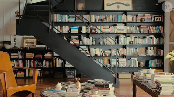 Cobertura 2 andares de Amora Mautner tem estante repleta de livros, que se espalham também pela casa