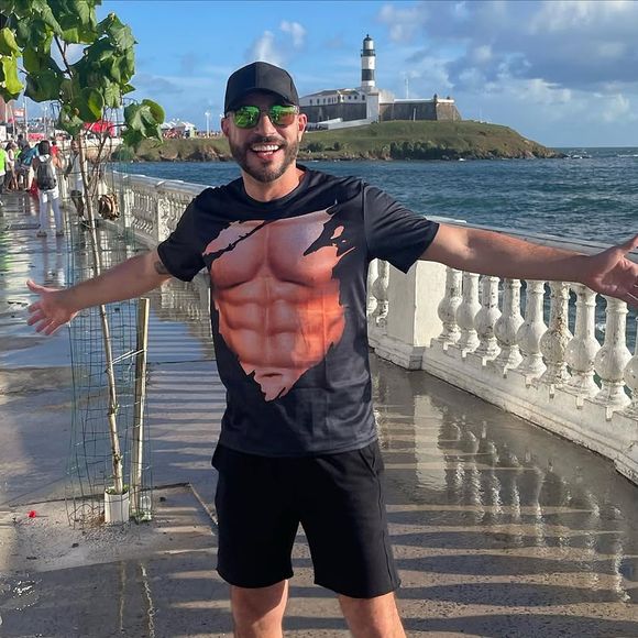 Durante o Carnaval deste ano, amigos próximos teriam observado uma mudança perceptível no comportamento do jornalista, descrevendo-o como “mais leve, mais verdadeiro, mais ele mesmo”.