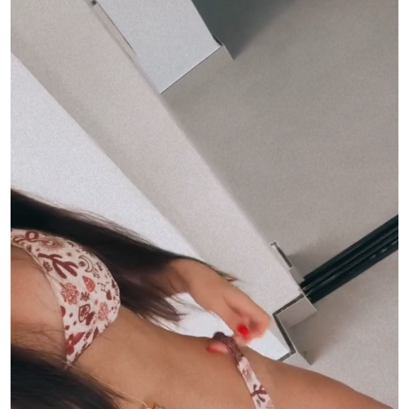 A irmã de Maraisa também não deixou de dar uma 'ajeitadinha' no biquíni nos vídeos postados