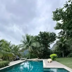 Antiga mansão de Mateus Solano tem área externa luxuosa com jardim gramado, piscina, sauna, espaço fitness, churrasqueira e uma edícula com espaço gourmet.