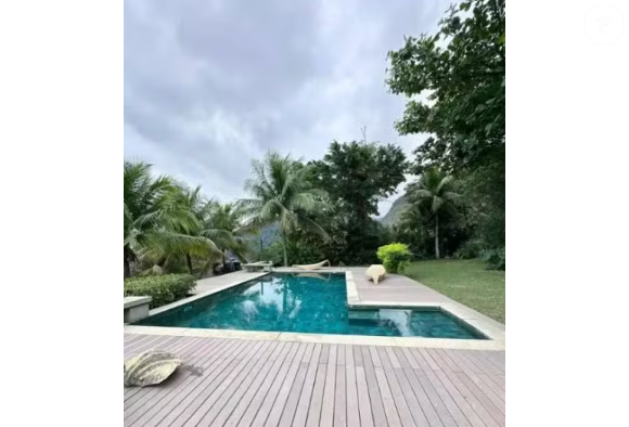 Antiga mansão de Mateus Solano tem área externa luxuosa com jardim gramado, piscina, sauna, espaço fitness, churrasqueira e uma edícula com espaço gourmet.