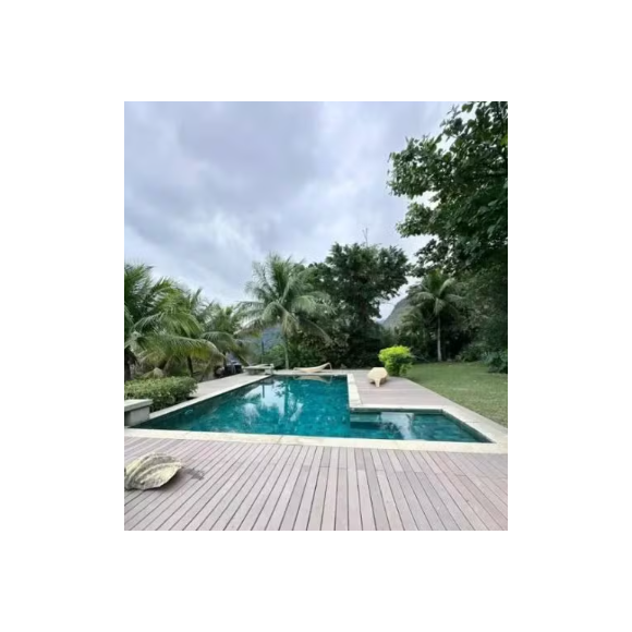 Antiga mansão de Mateus Solano tem área externa luxuosa com jardim gramado, piscina, sauna, espaço fitness, churrasqueira e uma edícula com espaço gourmet.