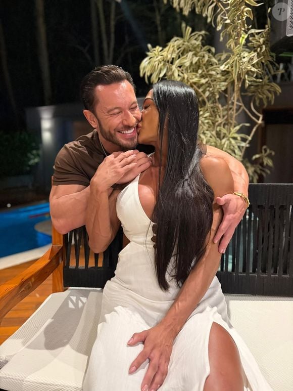 Gracyanne Barbosa troca beijos com o namorado e diz ter alta frequência sexual