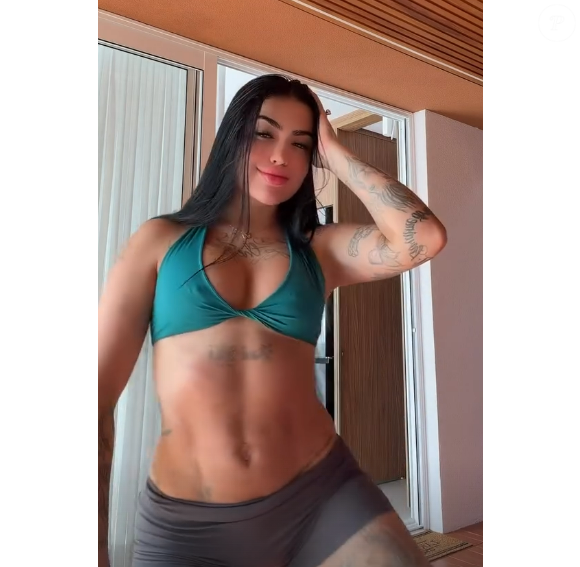 Segundo o Metrópoles, na coluna de Lucas Pasin, MC Mirella contou nos stories do Instagram que abriu vários processos nos últimos dias contra pessoas que teriam feito ataques e retaliações nas redes sociais.
