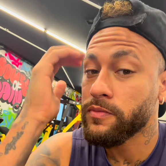 Após ser alvo de críticas por participar de um torneio de pôquer em dia de jogo do Santos, Neymar explicou sua ausência e respondeu aos comentários nas redes sociais