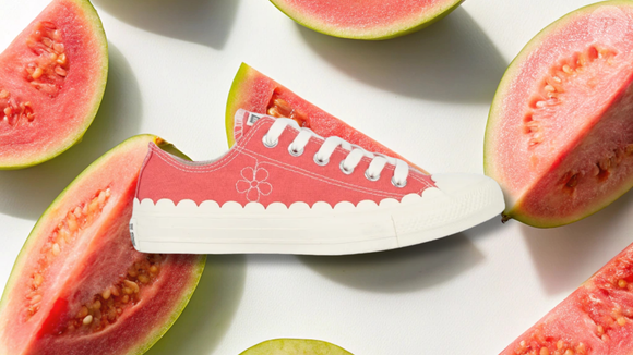 O novo Converse na cor 'mousse de goiaba com leite condensado' conquistou as apaixonadas por moda ao unir visual romântico, detalhes florais e conforto para os looks de Outono-Inverno com vestidos e calças largas
