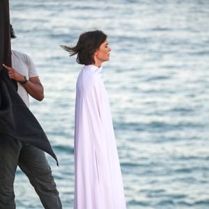 Carolina Dieckmann foi fotografada gravando cenas da nova adaptação de A Viagem com um figurino branco esvoaçante que imediatamente lembrou o plano espiritual da trama original