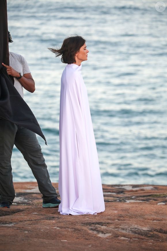 Carolina Dieckmann foi fotografada gravando cenas da nova adaptação de A Viagem com um figurino branco esvoaçante que imediatamente lembrou o plano espiritual da trama original