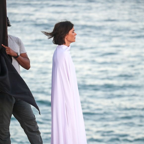 Carolina Dieckmann foi fotografada gravando cenas da nova adaptação de A Viagem com um figurino branco esvoaçante que imediatamente lembrou o plano espiritual da trama original