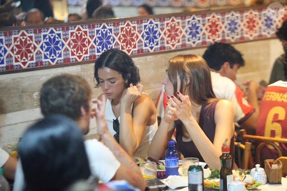 Bruna Marquezine foi flagrada por paparazzi em um restaurante do Rio de Janeiro com Sasha Meneghel, João Lucas e o pastor Victor Azevedo