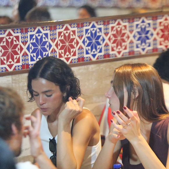 Bruna Marquezine foi flagrada por paparazzi em um restaurante do Rio de Janeiro com Sasha Meneghel, João Lucas e o pastor Victor Azevedo