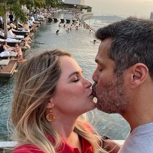 Susana Werner e Julio Cesar voltam ao Brasil por causa da saúde da mãe do ex-jogador, que se locomove em cadeira de rodas, atualmente