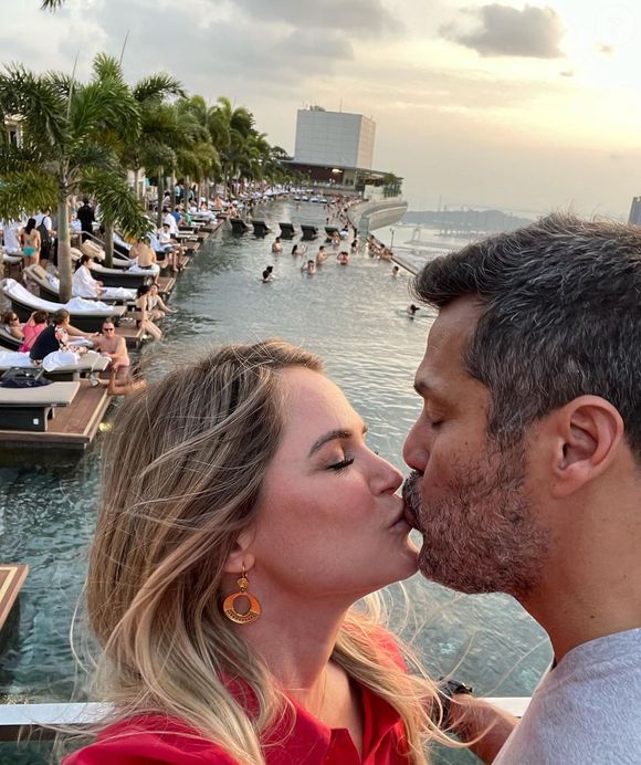 Susana Werner e Julio Cesar voltam ao Brasil por causa da saúde da mãe do ex-jogador, que se locomove em cadeira de rodas, atualmente