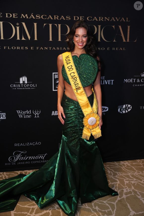 A ex-BBB Alane Dias foi eleita a musa de baile de máscaras em hotel do Rio