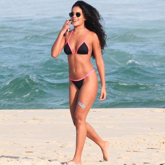 Bella Campos durante folga de 'Pantanal': atriz usou biquíni preto e rosa para dia na praia