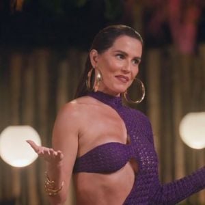 Looks da Deborah Secco em 'Terceira Metade': atriz escolhe vestido longo com recortes e deixa parte da barriga à mostra
