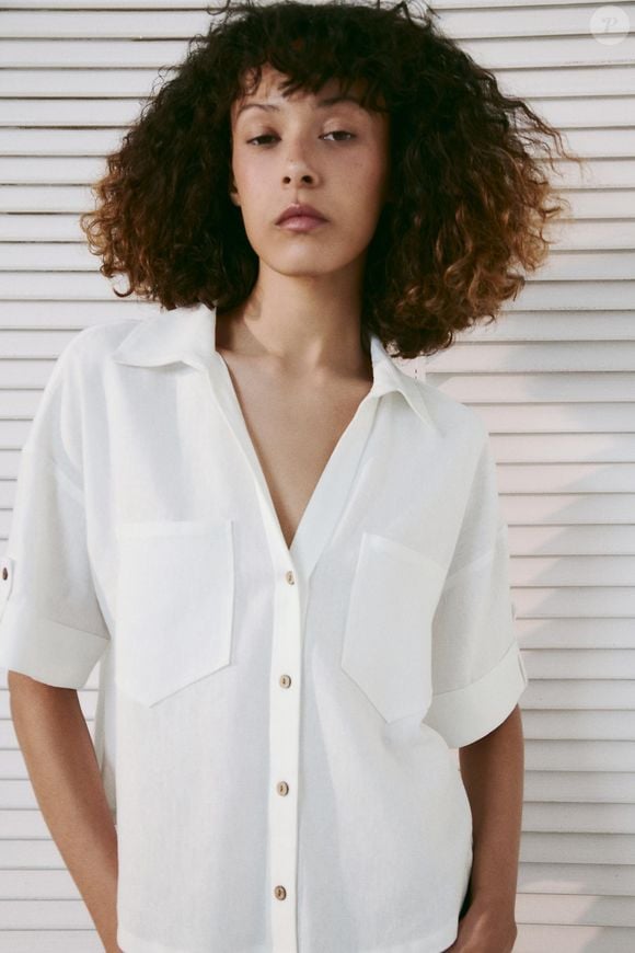 A Camisa Crop em Mistura de Linho com Botões da Zara tem modelagem cropped, gola de lapela, decote V, mangas curtas e dois bolsos de patch na parte frontal