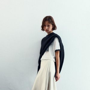 A saia acetinada branca da Zara reforça a tendência romântica que domina a moda feminina nesta temporada