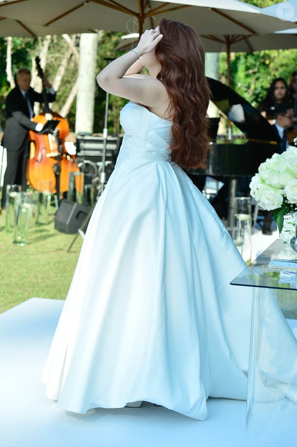 Vestido de noiva de Mari Fernandez tem saia ampla de tecido estruturado e liso, além de um corset com laço estilizado e sem alças, que destaca a silhueta da estrela do forró