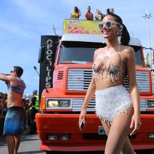 Bruna Marquezine ousou no look no Bloco da Favorita, no RJ, durante sua passagem pelo RJ em 2018.