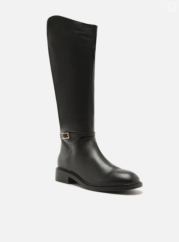 Prática de calçar e muito confortável, cria looks charmosos e combina com as mais diversas peças.