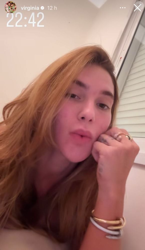 Virginia disse sobre a decoração do apartamento: 'A entrada do apartamento. Olha só que lindo. O lavabo é incrível! É de veludo o papel, é aveludado. Eu amei muito esse lavabo'.