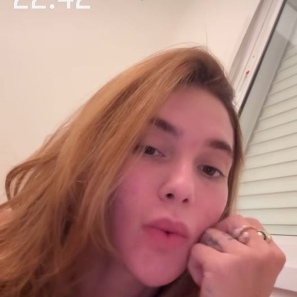 Virginia disse sobre a decoração do apartamento: 'A entrada do apartamento. Olha só que lindo. O lavabo é incrível! É de veludo o papel, é aveludado. Eu amei muito esse lavabo'.