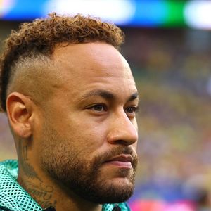 Já recuperado de uma lesão na panturrilha, Neymar passou todo o jogo no banco de reservas