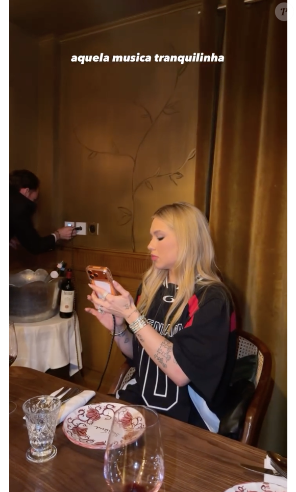 Em um dos momentos, Virgínia transformou a sala reservada em um 'baile funk pessoal' com músicas brasileiras