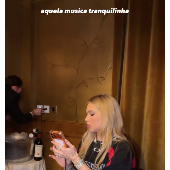 Em um dos momentos, Virgínia transformou a sala reservada em um 'baile funk pessoal' com músicas brasileiras