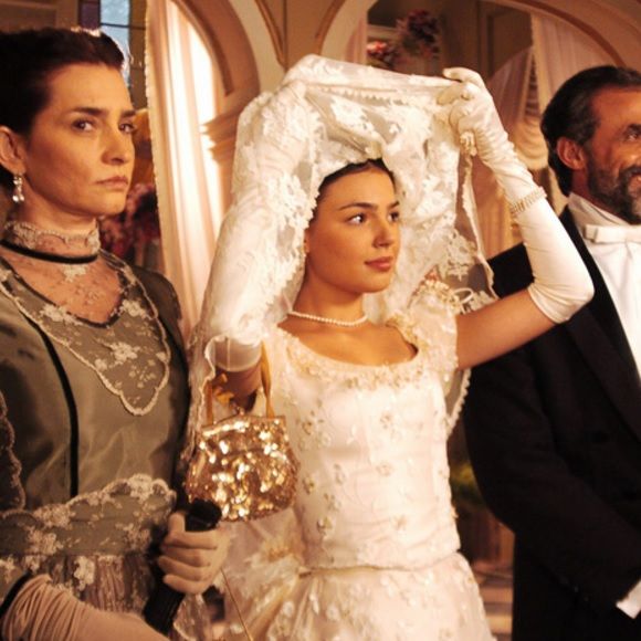 Isis Valverde estreou na TV Globo com a personagem Ana do Véu em 'Sinhá Moça', novela transmitida em 2006