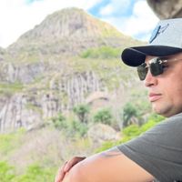 Filho de ex-Cavaleiros do Forró Neto Araújo sofre acidente de carro, um dia após morte do pai e na estrada para o velório; saiba estado de saúde