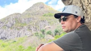Filho de ex-Cavaleiros do Forró Neto Araújo sofre acidente de carro, um dia após morte do pai e na estrada para o velório; saiba estado de saúde