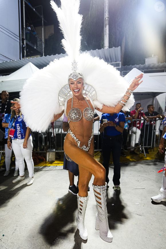 Adriane Galisteu é musa da Portela e encerrou os desfiles das escolas de samba do Rio em 2025 com a escola de samba