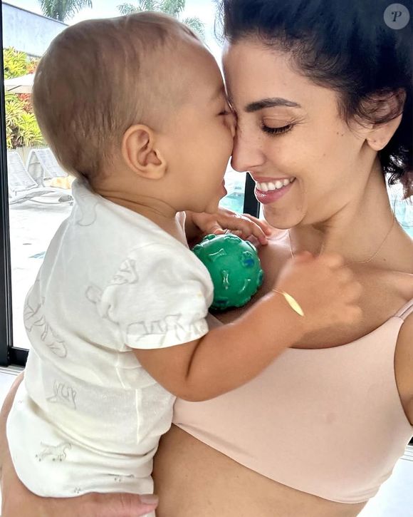 Neste sábado (01), Tula publicou um vídeo amamentando o filho após ter ficado supostamente uma semana sem vê-lo