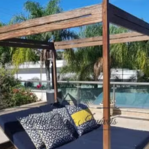 Na parte externa, a mansão de Luciano Camargo se destaca pelo lago artificial que dá um ar cinematográfico ao imóvel, uma piscina de grandes proporções, quadra de tênis, academia completa e uma área de spa equipada com sauna.