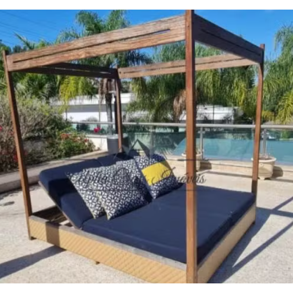 Na parte externa, a mansão de Luciano Camargo se destaca pelo lago artificial que dá um ar cinematográfico ao imóvel, uma piscina de grandes proporções, quadra de tênis, academia completa e uma área de spa equipada com sauna.